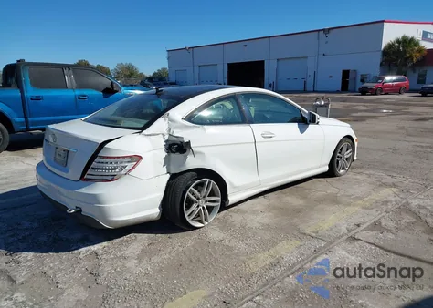 2015 Mercedes-Benz C 250 z USA, uszkodzony, nr VIN WDDGJ4HB4FG349791